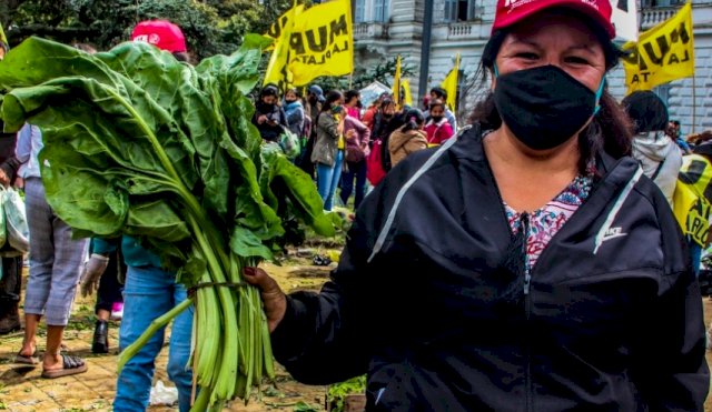 Agricultores de La Plata regalaron verduras en plaza Moreno