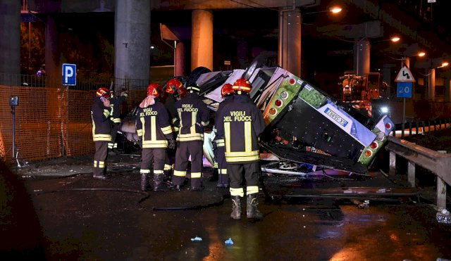 21 muertos al caer un colectivo desde un puente e incendiarse en Venecia